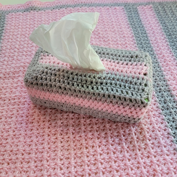 COPY - Crocheted blanket with matching tissue box cover - Picture 4 of 6